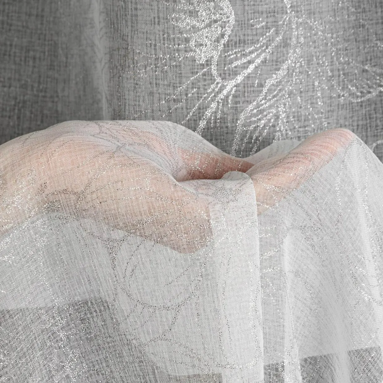 Firana w kwiaty biało-srebrna ANITA 140x270 cm