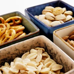 Komplet 4 miseczek na kwadratowej bambusowej podstawie 19x19 cm