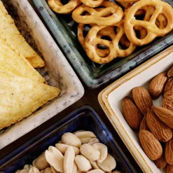 Komplet 4 miseczek na okrągłej bambusowej podstawie 21,5 cm