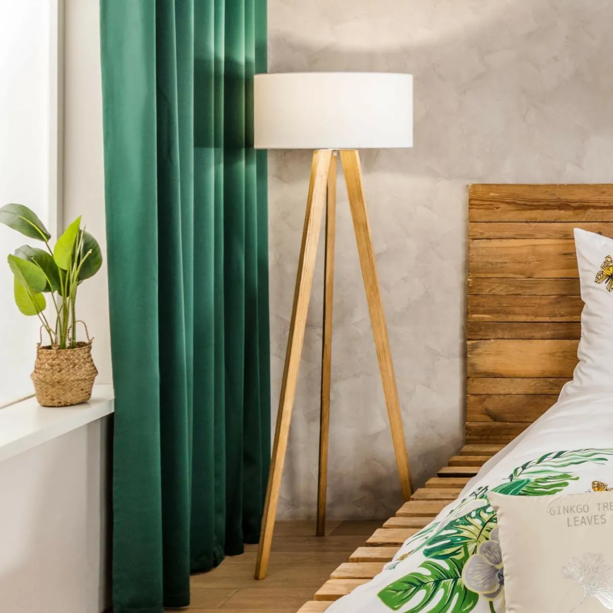 Lampa na drewnianym trójnogu abażur biały LOTTA