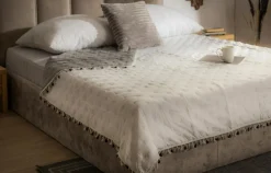 Narzuta na łóżko biało-czarna FRINGLE 220x200 cm