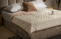 Narzuta na łóżko biało-różowa FRINGLE 220x200 cm