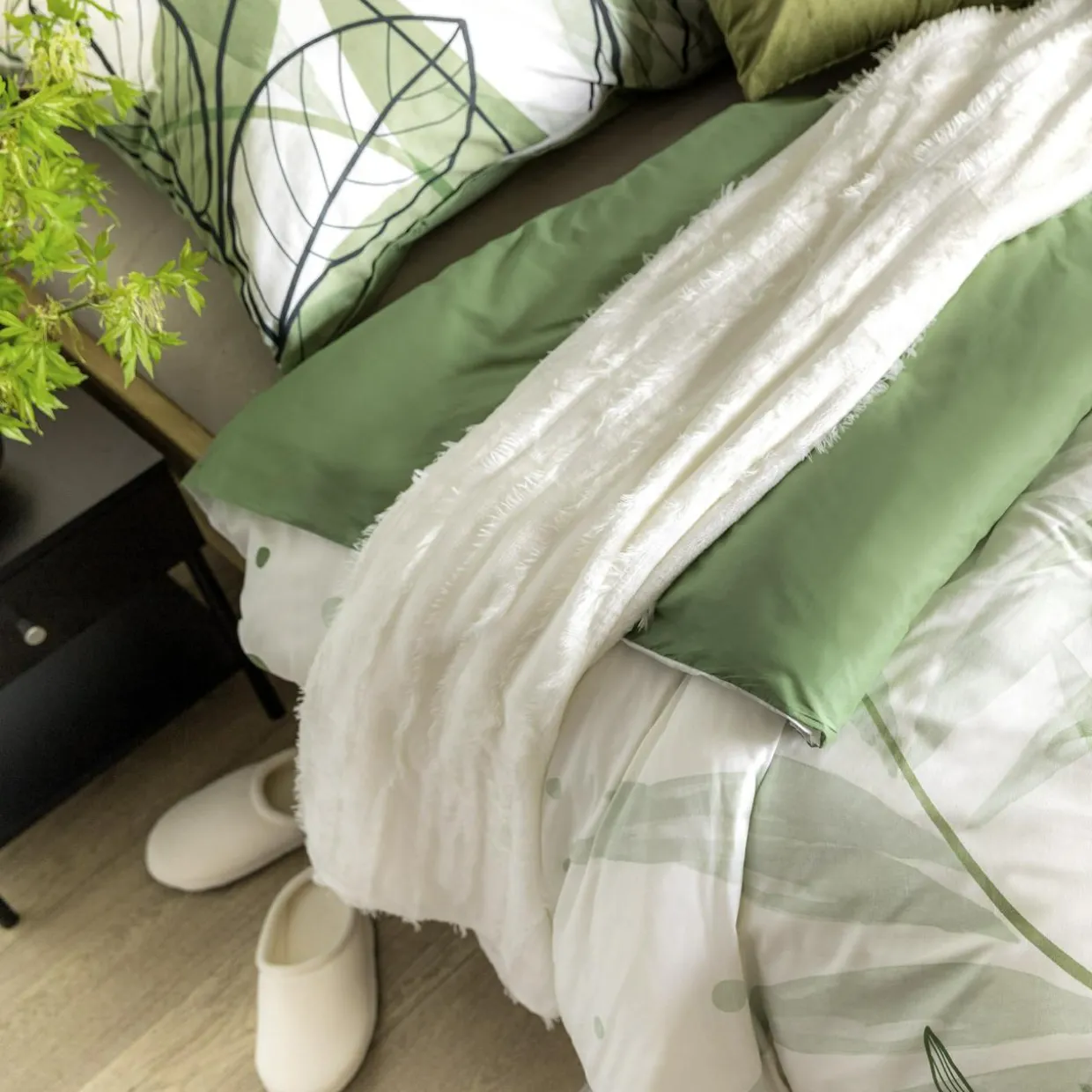 Pościel bawełniana biała w zielone liście TRENDY 220x200 cm