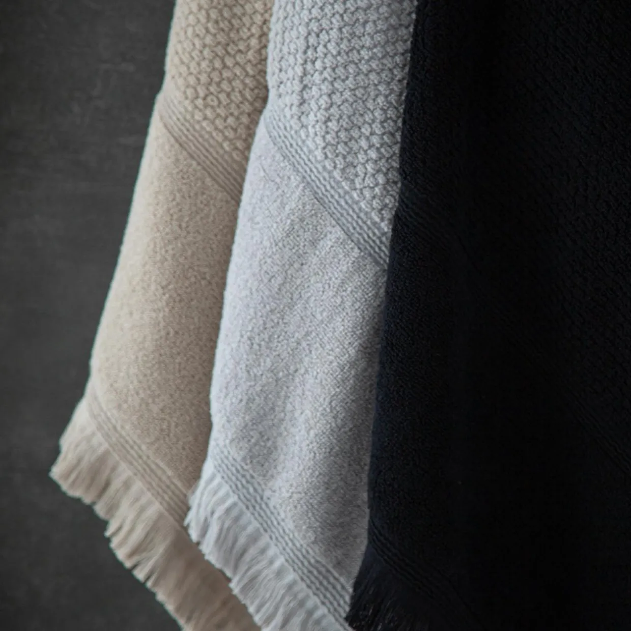 Ręcznik bawełniany z frędzlami czarny SANTORINI 50x90 cm