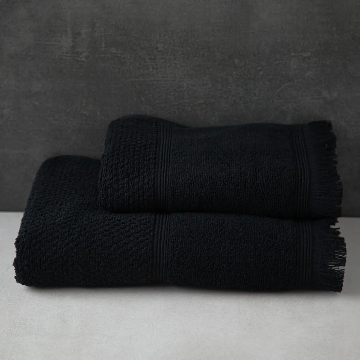 Ręcznik bawełniany z frędzlami czarny SANTORINI 70x140 cm