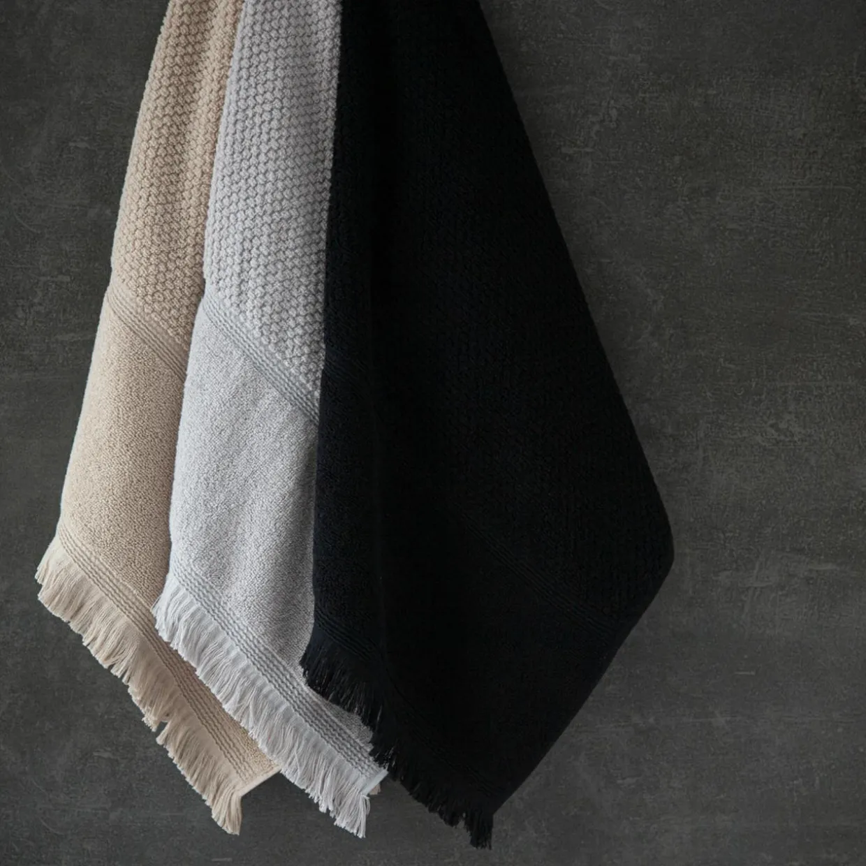 Ręcznik bawełniany z frędzlami czarny SANTORINI 70x140 cm