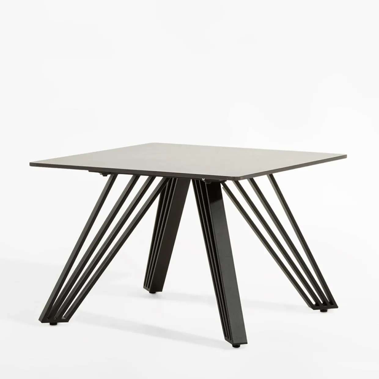 Stolik na metalowych nogach EGENO