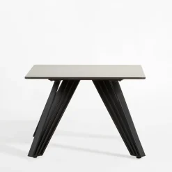 Stolik na metalowych nogach EGENO