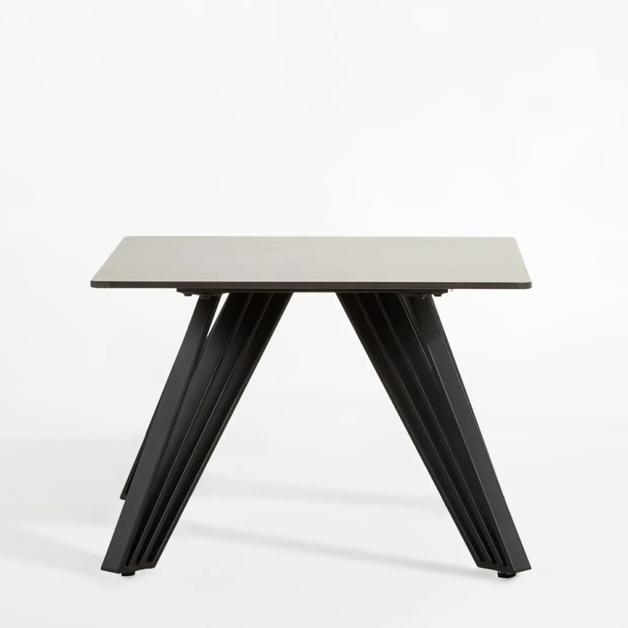 Stolik na metalowych nogach EGENO