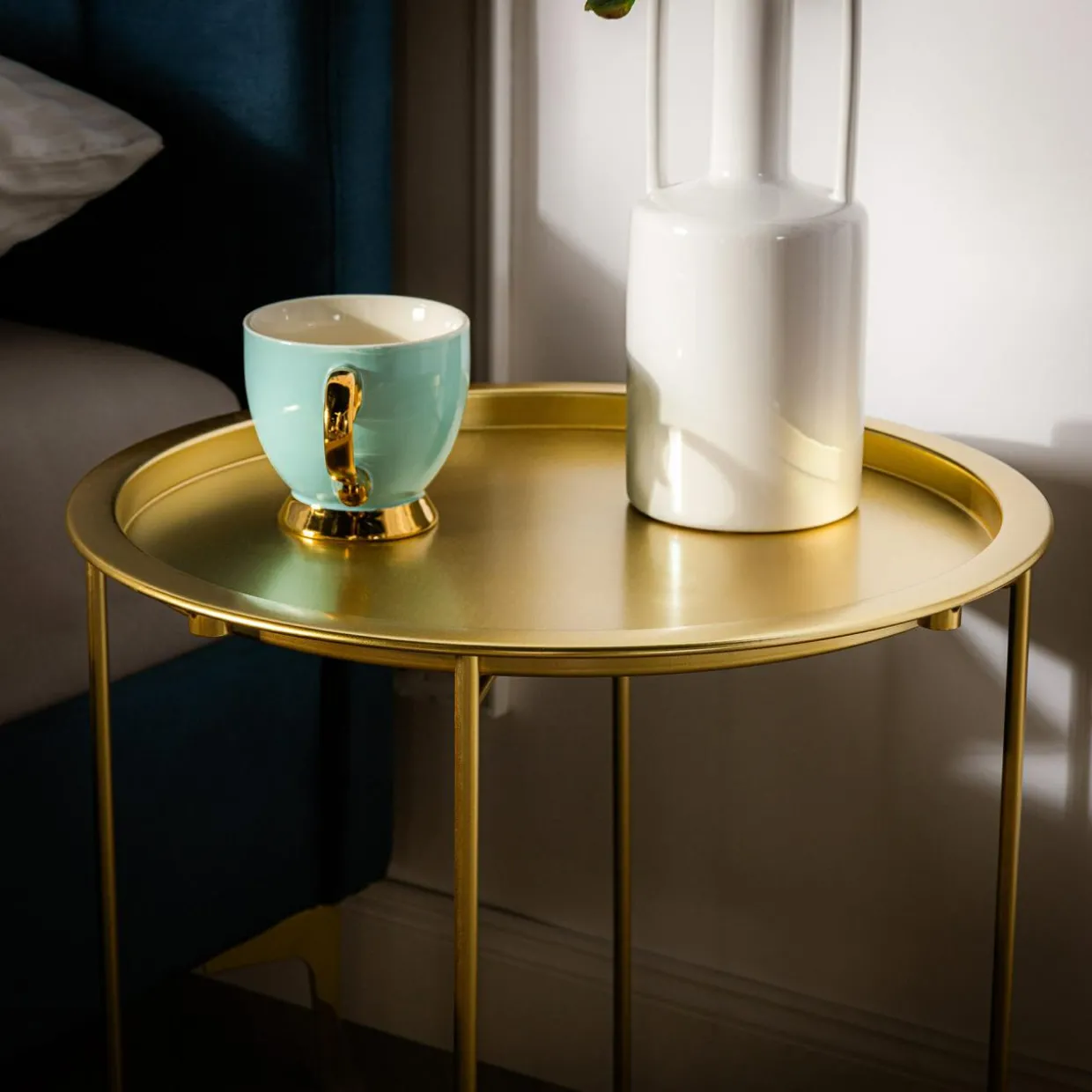 Stolik z tacą złoty 50 cm