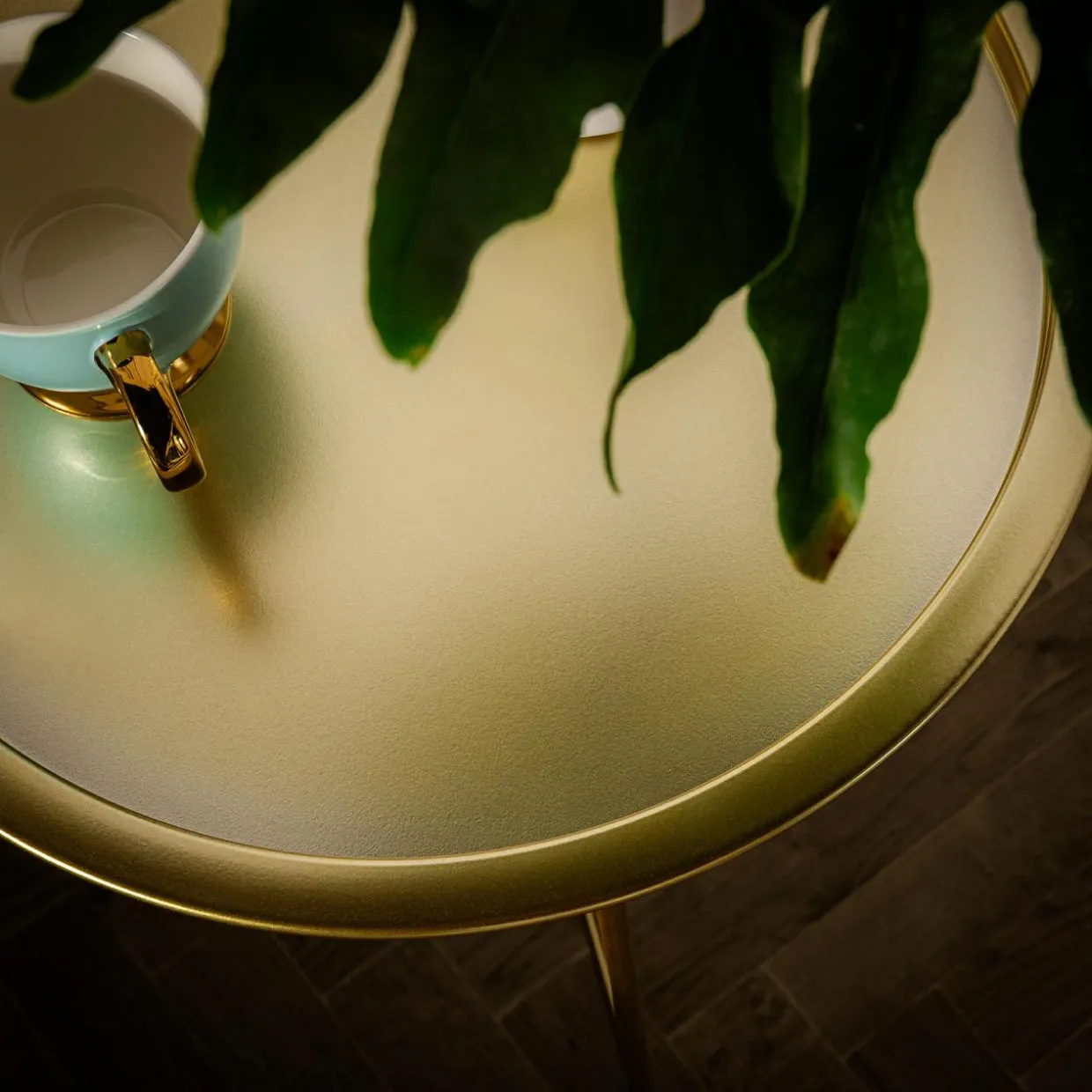 Stolik z tacą złoty 50 cm