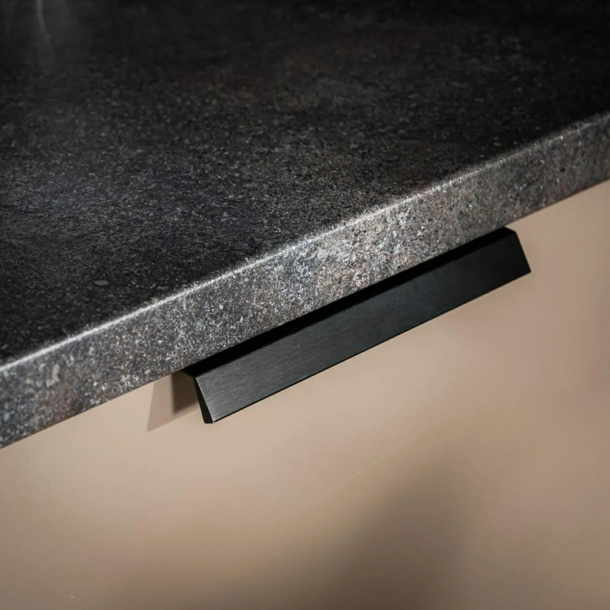 Uchwyt PORTO PLUS czarny mat BENCH 20 cm