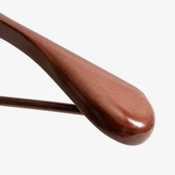 Wieszak drewniany z poszerzanymi ramionami brązowy