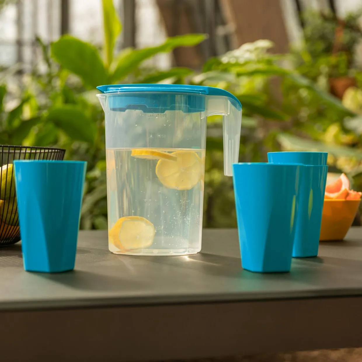 Zestaw dzbanek plastikowy i 4 kubki niebieskie