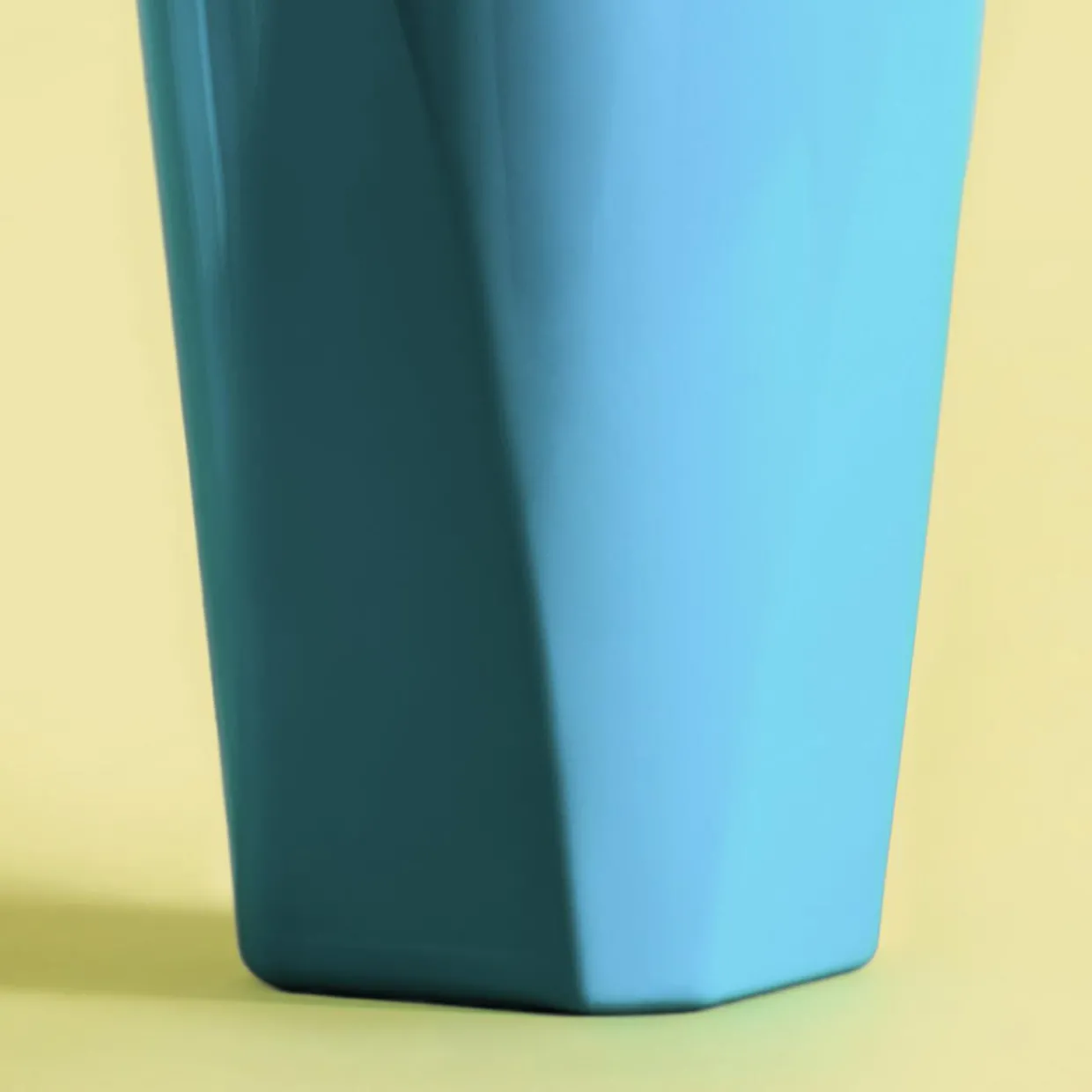 Zestaw dzbanek plastikowy i 4 kubki niebieskie